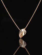 Leaves - Solo Leaf Pendant in 18kt Yellow Gold